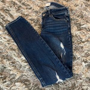 Dark wash skinny jeans with ripped details #rippedjeans